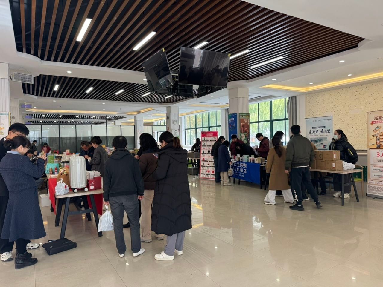 情暖南湖，同心惠民 省教育工会消费帮扶产品高校巡展暖心开展